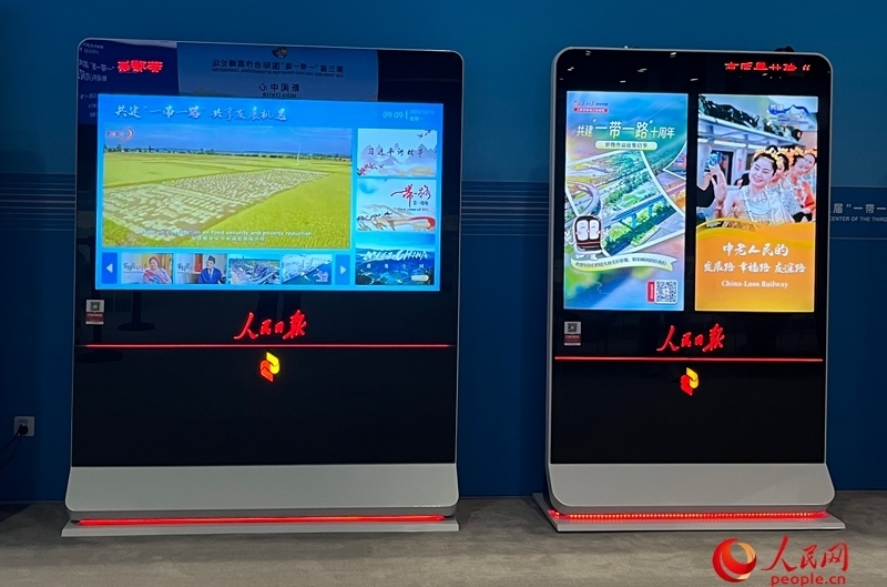 位于新聞中心的人民日?qǐng)?bào)電子閱報(bào)欄。人民網(wǎng)記者 杜燕飛攝