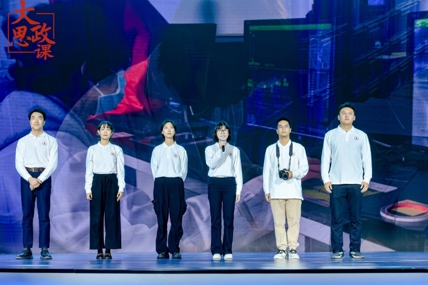 四川大學(xué)三星堆遺址考古隊(duì)隊(duì)長(zhǎng)、考古文博學(xué)院教授黎海超和四川大學(xué)三星堆遺址考古隊(duì)隊(duì)員們