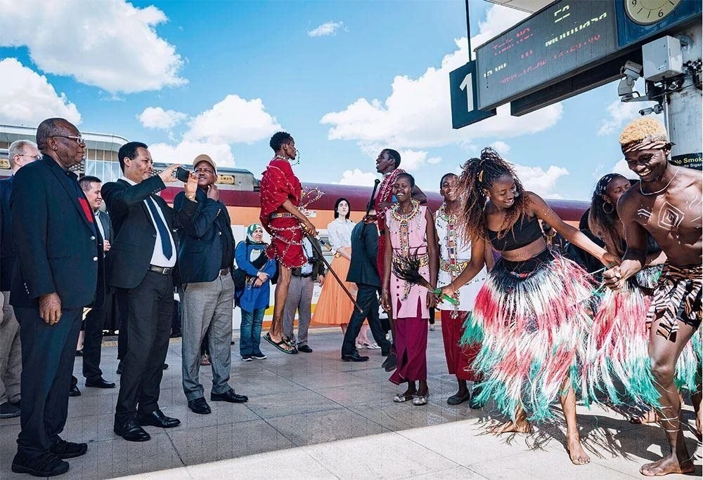 △2023年10月6日，多國駐肯使節(jié)在肯尼亞內(nèi)羅畢的蒙內(nèi)鐵路內(nèi)羅畢站觀看文藝演出。