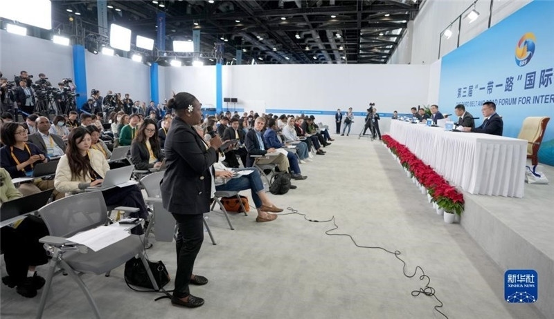 10月16日，第三屆“一帶一路”國(guó)際合作高峰論壇新聞中心在北京國(guó)家會(huì)議中心舉行首場(chǎng)吹風(fēng)會(huì)，邀請(qǐng)自然資源部國(guó)際合作司和相關(guān)單位負(fù)責(zé)人介紹有關(guān)情況，并回答記者提問。新華社記者 王毓國(guó)攝