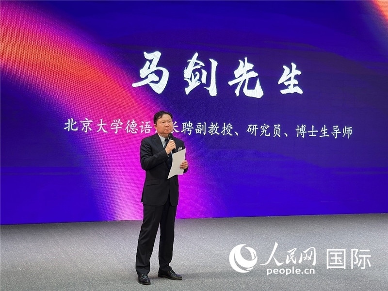 北京大學(xué)德語系長聘副教授馬劍點(diǎn)評學(xué)生表現(xiàn)。(攝影:張麗鷗)