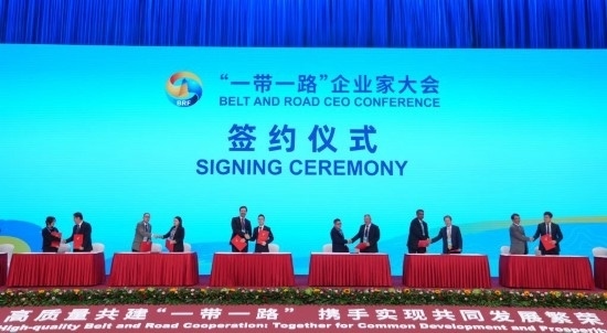 這是10月17日拍攝的簽約儀式現(xiàn)場(chǎng)。當(dāng)日，“一帶一路”企業(yè)家大會(huì)在北京召開(kāi)。（新華社記者王毓國(guó)攝）