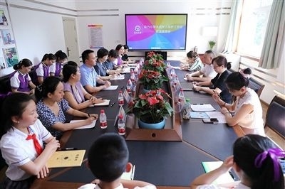 圖⑤：法治宣講結(jié)束后，重慶五中院組織召開座談會，聽取人大代表和朵力小學教師、家長代表對法院未成年人保護工作的意見建議。