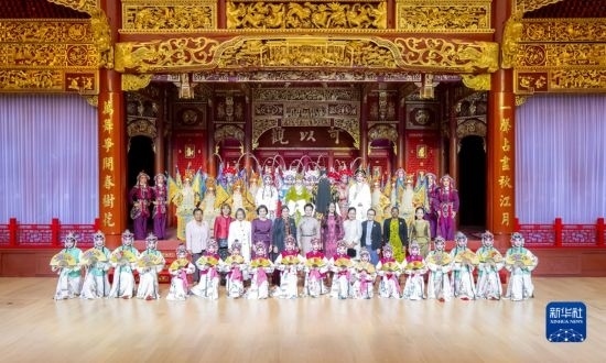  10月18日上午，國家主席習(xí)近平夫人彭麗媛邀請出席第三屆“一帶一路”國際合作高峰論壇的外方領(lǐng)導(dǎo)人夫人參觀中國工藝美術(shù)館（中國非物質(zhì)文化遺產(chǎn)館）。這是彭麗媛同外方領(lǐng)導(dǎo)人夫人與文藝演出演職人員合影。新華社記者 丁林 攝