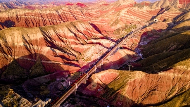 穿越丹霞地貌的火車(chē)。蘭州局集團(tuán)公司融媒體中心供圖