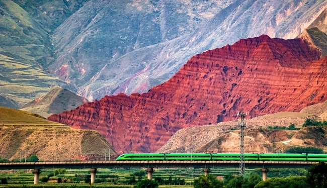 穿越丹霞地貌的火車(chē)。蘭州局集團(tuán)公司融媒體中心供圖