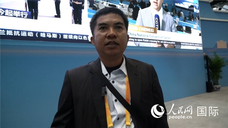 印尼《辛加朗綜合日?qǐng)?bào)》記者班邦·蘇利斯提奧（Bambang Sulistio）與記者交談。人民網(wǎng) 楊春燕攝