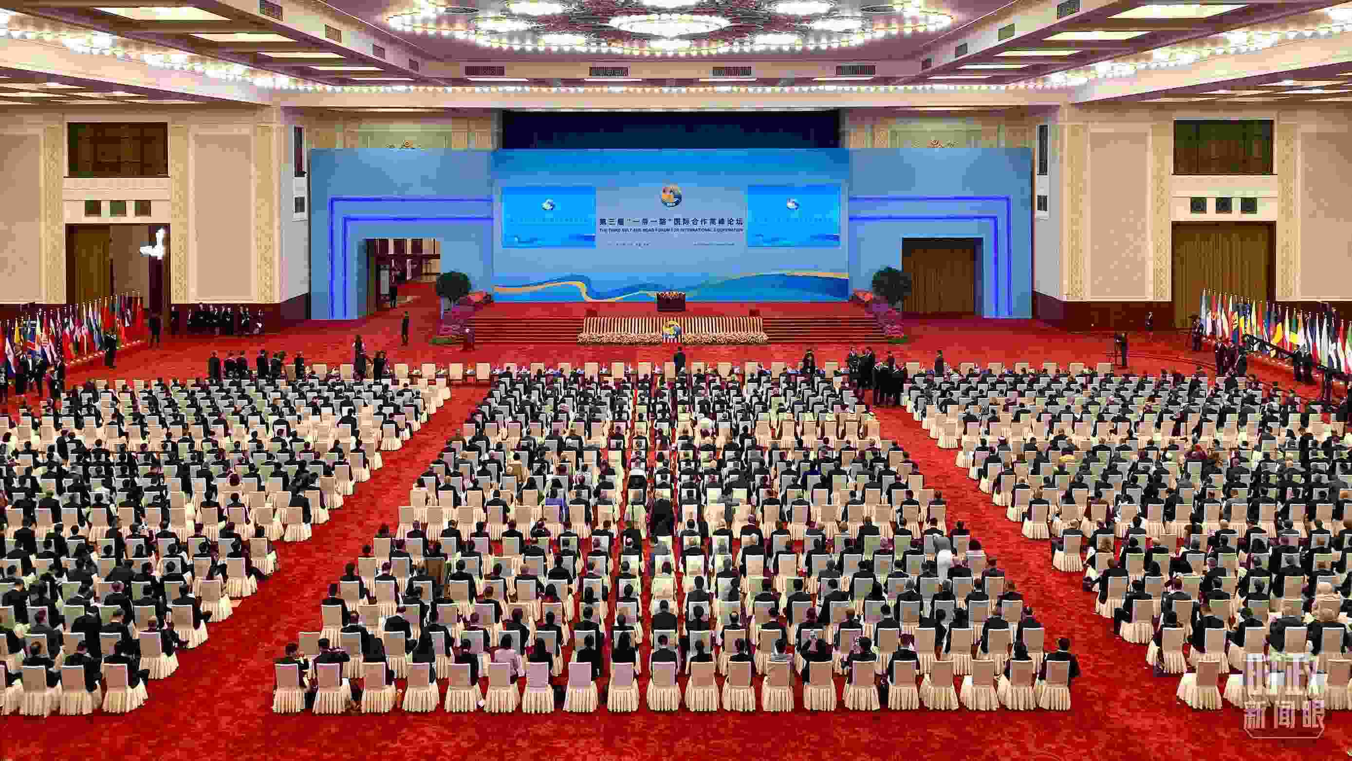 △人民大會(huì)堂宴會(huì)廳。這是開幕式之前的現(xiàn)場。（總臺(tái)央視記者李增仁拍攝）