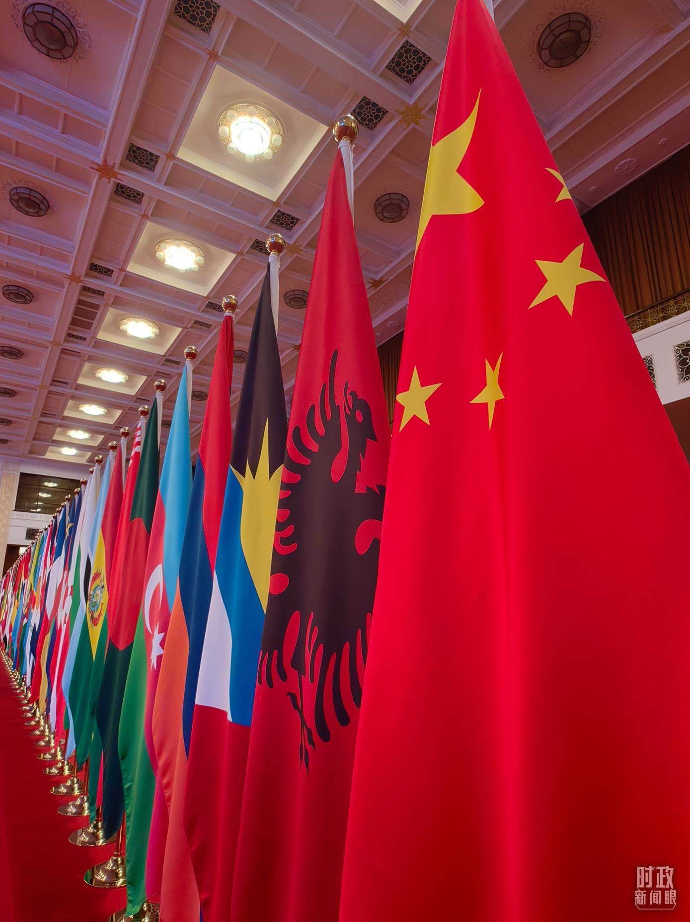△開幕式會(huì)場內(nèi)整齊排列的旗幟。（總臺(tái)央視記者楊波拍攝）