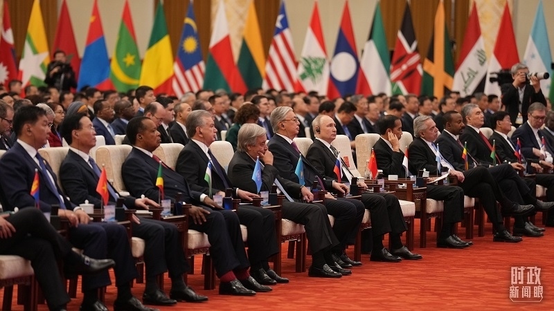 △18日上午，外方領(lǐng)導(dǎo)人在開幕式上聆聽習(xí)近平主席主旨演講。（總臺國廣記者李晉拍攝）