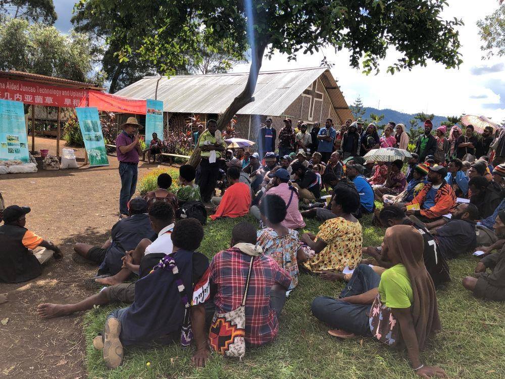 △2020年12月15日，中國(guó)專家在巴布亞新幾內(nèi)亞?wèn)|高地省中國(guó)援助巴新菌草和旱稻技術(shù)項(xiàng)目第9期培訓(xùn)班上授課。