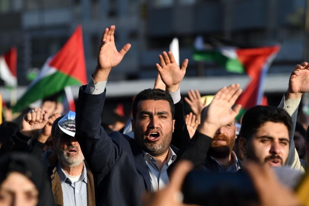 10月18日，人們在伊朗德黑蘭舉行集會。當(dāng)日，突尼斯、土耳其、伊朗等多國民眾舉行集會，表達對巴勒斯坦人民的支持，并譴責(zé)針對加沙城醫(yī)院的襲擊。新華社記者 沙達提 攝