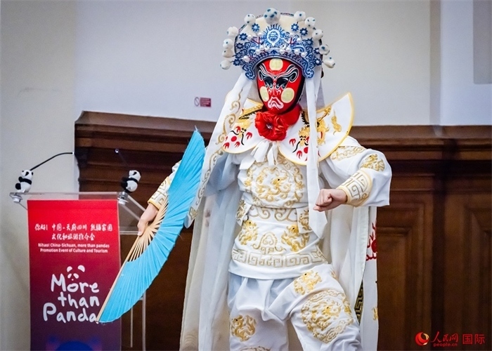 川劇絕活變臉表演。人民網(wǎng) 郭錦標(biāo)攝