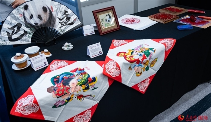 活動現(xiàn)場的現(xiàn)場文創(chuàng)展、互動體驗區(qū)、非遺區(qū)展示。人民網(wǎng) 郭錦標(biāo)攝