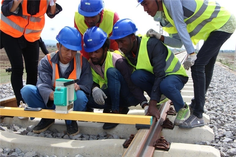 中方員工在鐵路現(xiàn)場(chǎng)培訓(xùn)埃方員工。 中國(guó)土木工程集團(tuán)有限公司供圖
