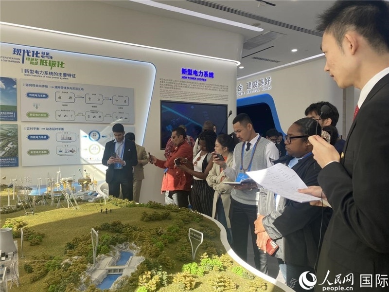 2023“一帶一路”媒體合作論壇聯(lián)合采訪團(tuán)參訪中國能建。人民網(wǎng)記者 于洋攝