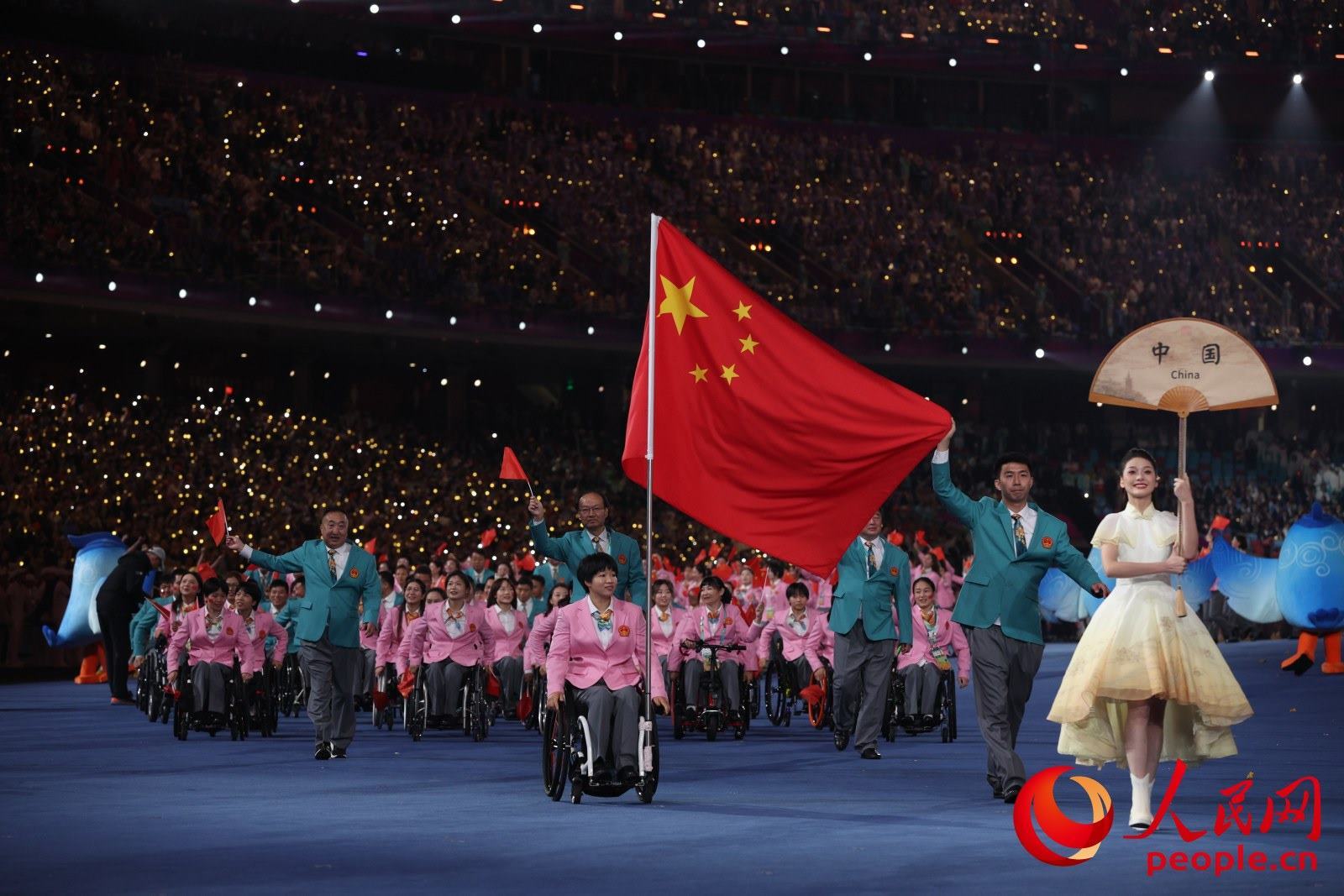 開幕式上，中國體育代表團(tuán)入場。人民網(wǎng) 周靜圓攝