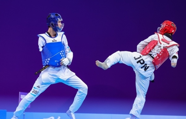 10月23日，杭州第4屆亞殘運(yùn)會(huì)跆拳道男子K44級(jí)58公斤級(jí)銅牌賽舉行。圖為烏茲別克斯坦隊(duì)選手桑賈貝克·穆赫托羅夫(左)和日本隊(duì)選手阿渡健太在比賽中。圖片來源：杭州亞殘組委會(huì)