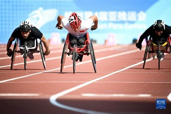 10月23日，中國(guó)選手龔文浩（左二）在杭州第4屆亞殘運(yùn)會(huì)男子100米-T34決賽的比賽中。他以15秒55的成績(jī)獲得該項(xiàng)目銀牌。新華社記者 江漢攝