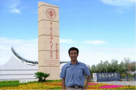 北京交通大學(xué)“銀齡教師”黃曉鳴。校方供圖