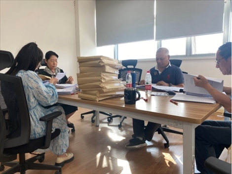 北京交通大學(xué)退休教師田立年與當(dāng)?shù)貛熒谝黄?。校方供圖