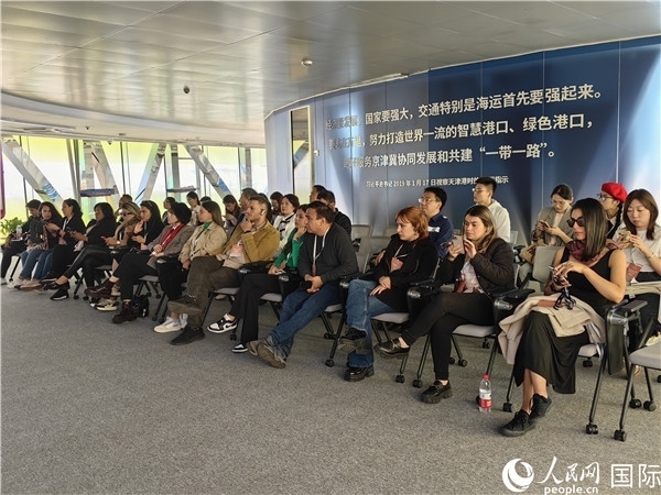 外媒記者探訪天津港北疆港區(qū)C段智能化集裝箱碼頭。人民網(wǎng)記者 符園園攝