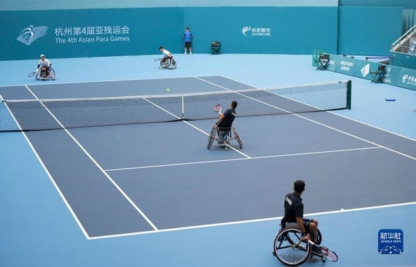 10月24日，在杭州第4屆亞殘運會輪椅網(wǎng)球男子雙打1/4決賽中，中國組合董順江/紀珍旭以0比2不敵韓國組合任浩元/韓成奉，無緣半決賽。圖為董順江（右二）/紀珍旭（右一）在比賽中。新華社記者 才揚攝