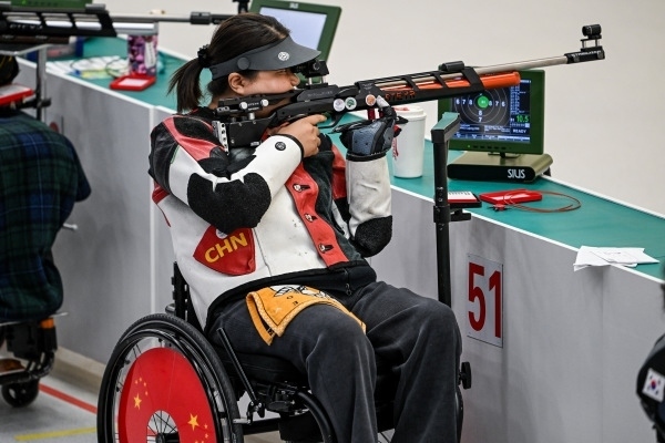 10月23日，杭州第4屆亞殘運會射擊(R2)SH1級女子10米氣步槍立射資格賽舉行。圖為中國隊選手張翠平在比賽中。圖片來源：杭州亞殘組委