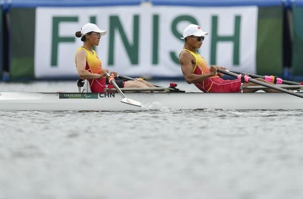 2021年8月29日，在東京殘奧會賽艇項目PR2級混合雙人雙槳決賽中，中國組合劉爽/蔣繼劍獲得銅牌。圖為劉爽（左）/蔣繼劍在比賽中。新華社記者 胡虎虎攝（資料圖）