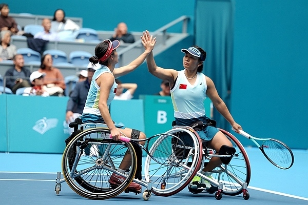 10月25日，杭州亞殘運(yùn)會(huì)輪椅網(wǎng)球女雙決賽，中國組合朱珍珍(右)/郭珞瑤慶祝得分。人民網(wǎng)記者 胡雪蓉?cái)z