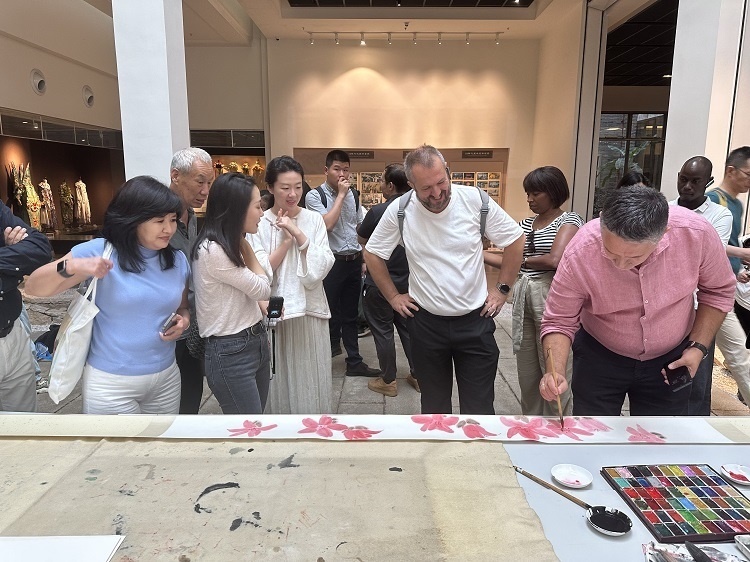 首屆國(guó)際傳播“絲路獎(jiǎng)”獲獎(jiǎng)代表等在廣州市荔灣區(qū)永慶坊參加文化交流活動(dòng)。楊爍壁、王燕攝影報(bào)道