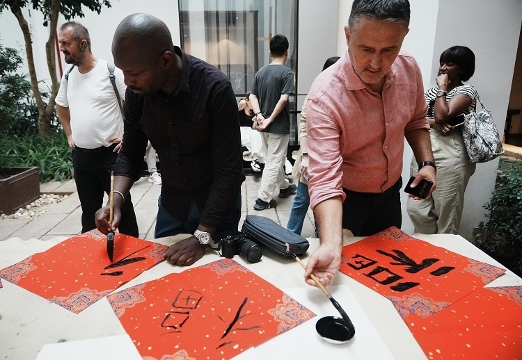 首屆國(guó)際傳播“絲路獎(jiǎng)”獲獎(jiǎng)代表等在廣州市荔灣區(qū)永慶坊參加文化交流活動(dòng)。楊爍壁、王燕攝影報(bào)道