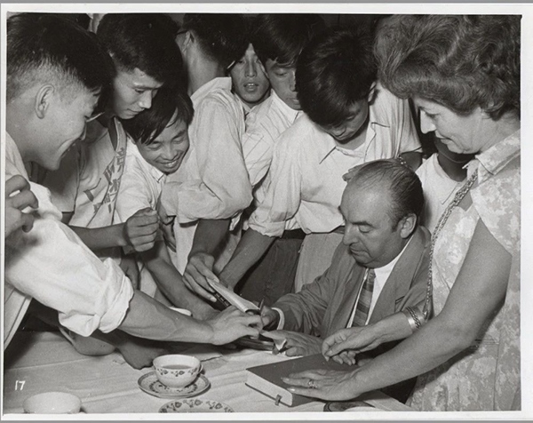 諾貝爾文學(xué)獎得主巴勃羅·聶魯達(dá)與中國青年在一起（資料圖片）。中國美術(shù)館供圖