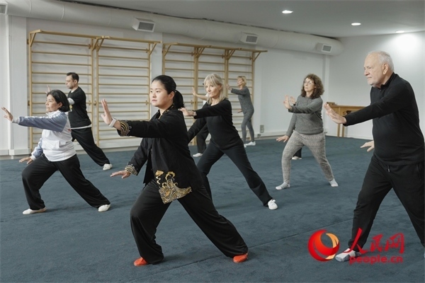 阿根廷武術(shù)俱樂部協(xié)會副會長陳敏正在教學(xué)。人民網(wǎng)記者 張若涵攝