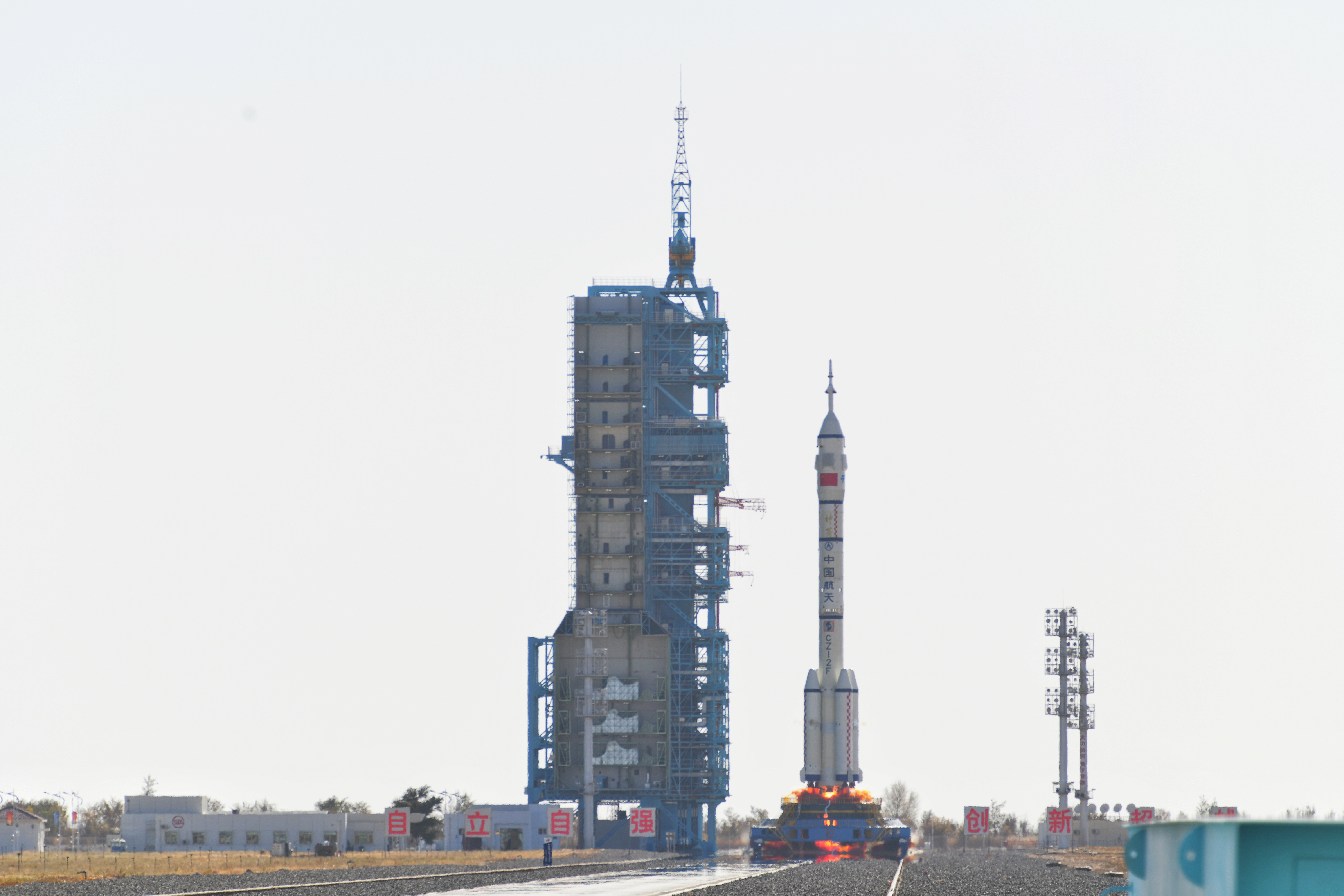 神舟十七號載人飛船發(fā)射升空震撼瞬間。人民網(wǎng) 張啟川攝