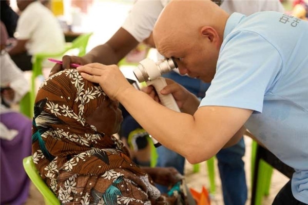 醫(yī)療隊為當(dāng)?shù)鼗颊吡x診。中國援桑醫(yī)療隊供圖