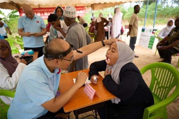 醫(yī)療隊為當(dāng)?shù)鼗颊吡x診。中國援桑醫(yī)療隊供圖