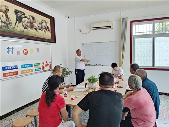 泉塘村17組議事會正在討論土地整理事項。湖南省司法廳供圖
