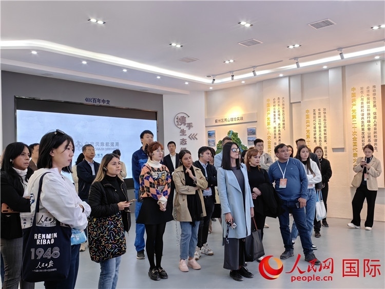 媒體記者探訪薊州礦山生態(tài)修復(fù)項目。人民網(wǎng)記者 符園園攝