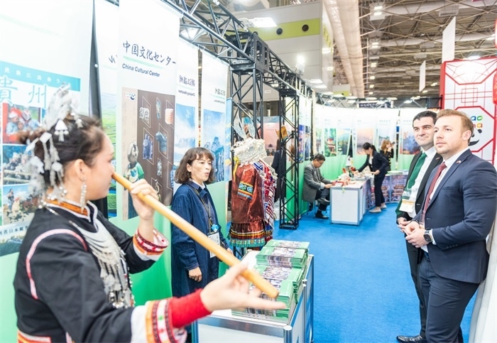 日本國際旅游博覽會(huì)中國展館的黎族非遺項(xiàng)目“鼻簫”表演。圖片由中國駐東京旅游辦事處提供