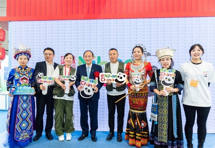 日本前首相菅義偉在中國展館參觀。圖片由中國駐東京旅游辦事處提供