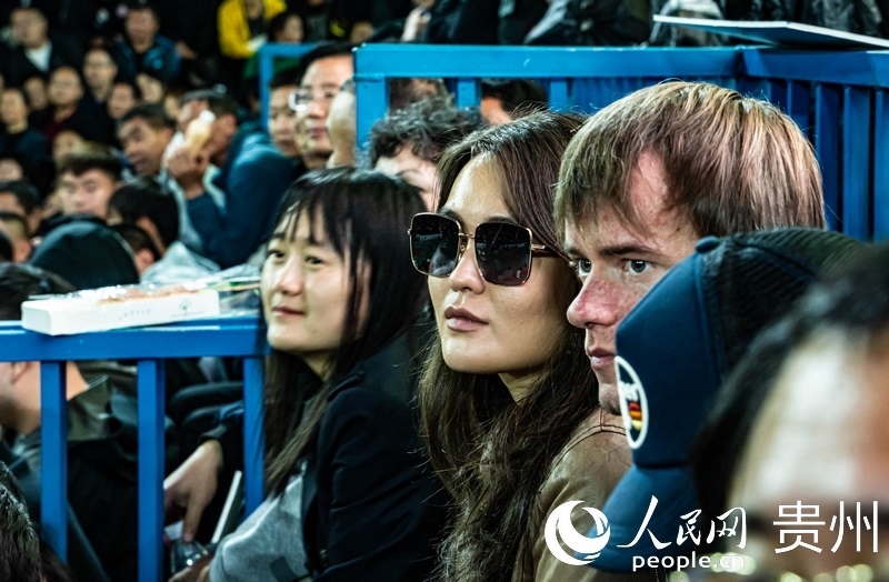 外媒記者走進(jìn)“村BA”決賽現(xiàn)場觀看比賽。人民網(wǎng) 陽茜 攝