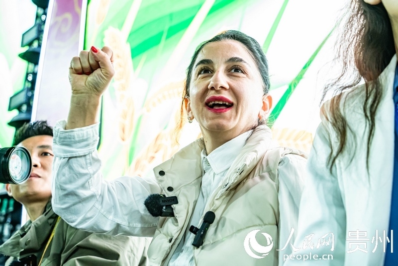 外媒記者在現(xiàn)場吶喊助威。人民網(wǎng) 陽茜攝