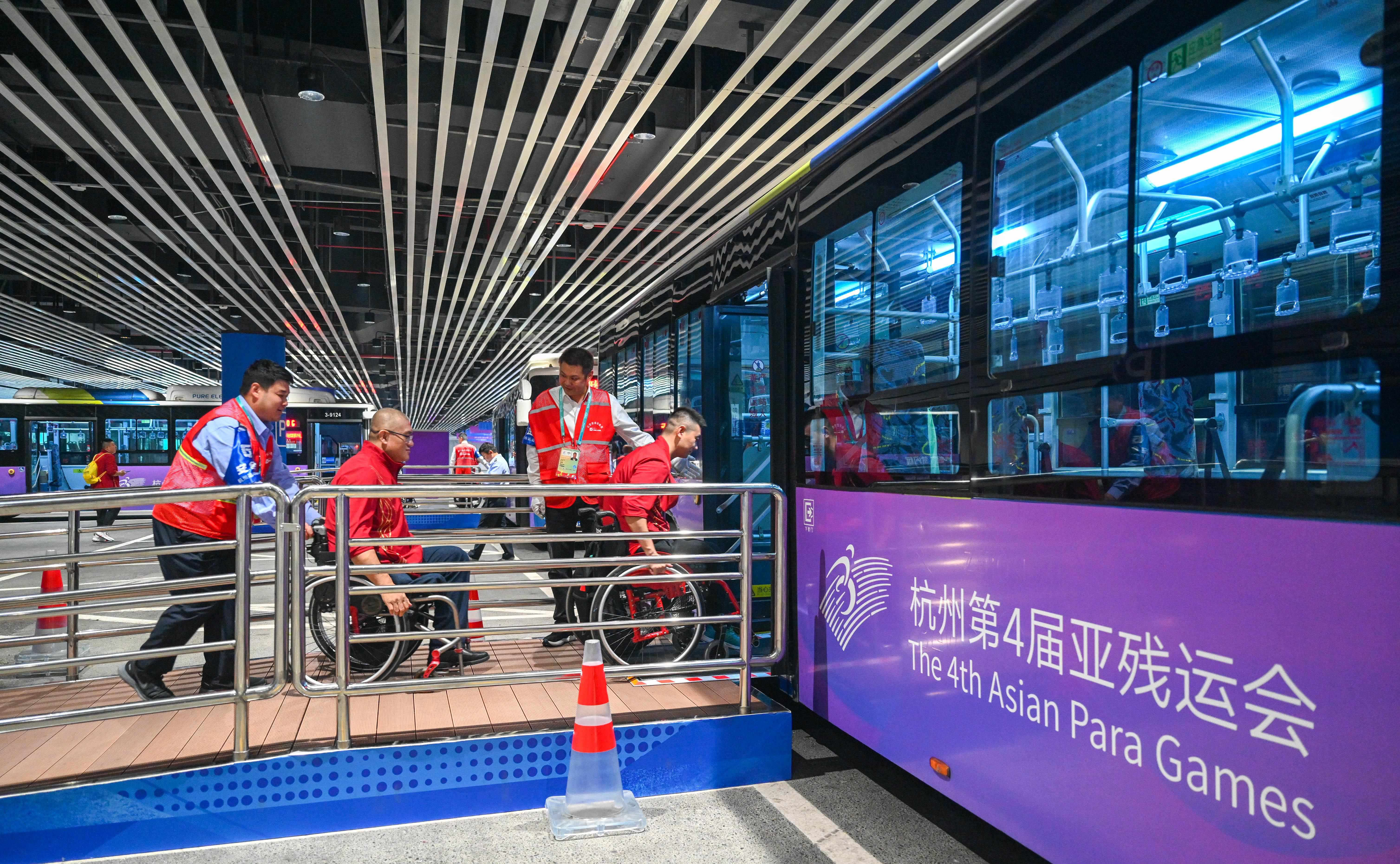 △2023年10月25日，結(jié)束輪椅籃球比賽后的中國隊和阿富汗隊球員通過無障礙坡道，順利上車返回運動員村。