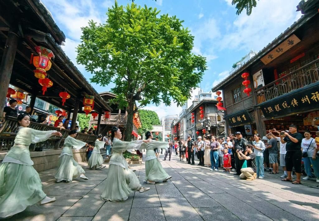國(guó)慶節(jié)期間，福州市三坊七巷歷史文化街區(qū)上演《尋夢(mèng)閩都》快閃。新華社發(fā)