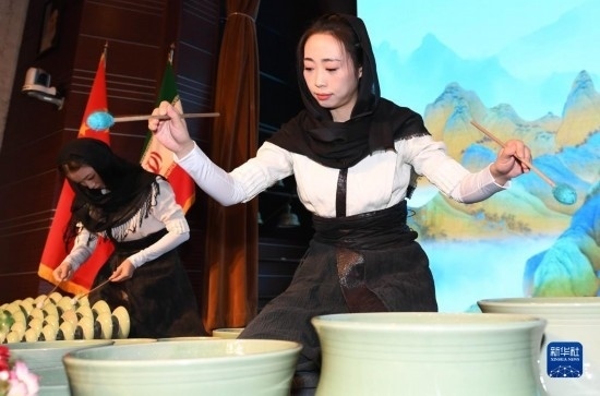 10月30日，演員在伊朗德黑蘭伊朗國家藝術(shù)科學院舉行的“青風海上來”浙江青瓷巡禮開幕式暨“萬象中國·天下寧波”寧波文旅推介會開幕式上表演。新華社記者 沙達提 攝