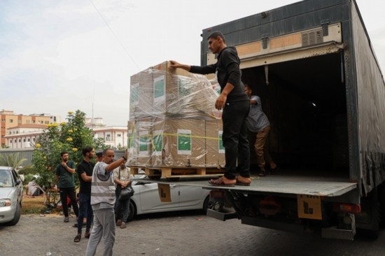  10月29日，工作人員在加沙地帶南部城市汗尤尼斯的一家醫(yī)院搬運(yùn)醫(yī)療援助物資。新華社發(fā)（里澤克·阿卜杜勒賈瓦德攝）