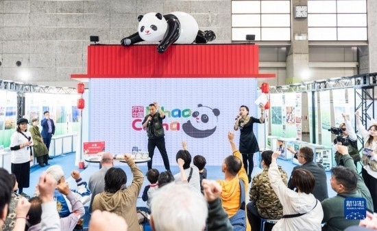  10月29日，游客在日本大阪國(guó)際會(huì)展中心中國(guó)館參與中國(guó)旅游知識(shí)問(wèn)答活動(dòng)。新華社發(fā)（中國(guó)駐大阪旅游辦事處供圖）