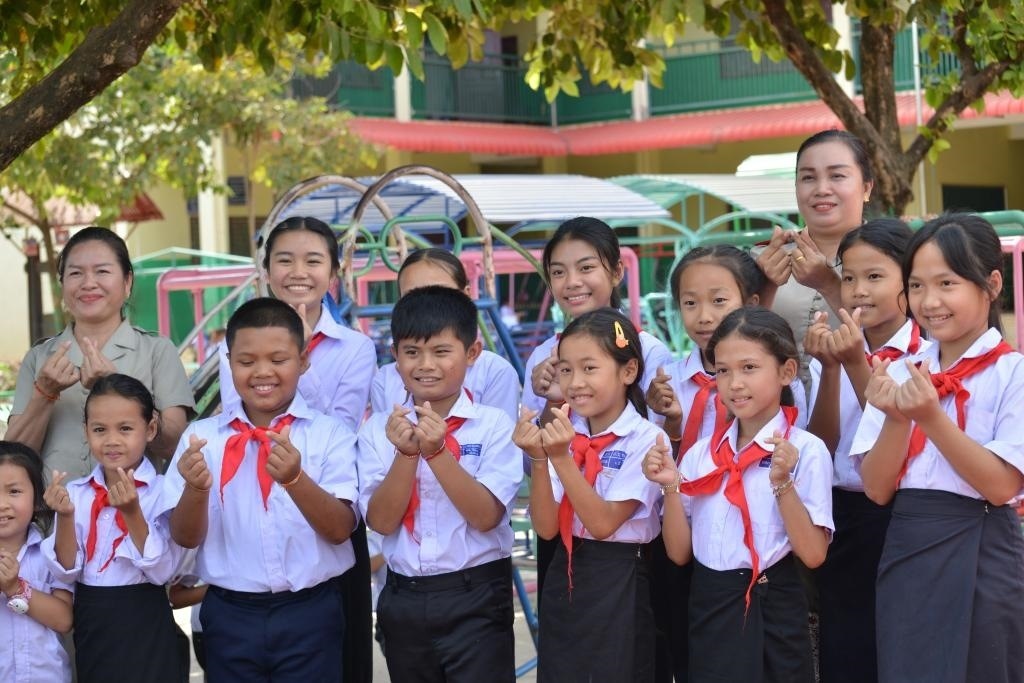 在采訪中，中老友好農(nóng)冰村小學師生為老中友誼“比心”。