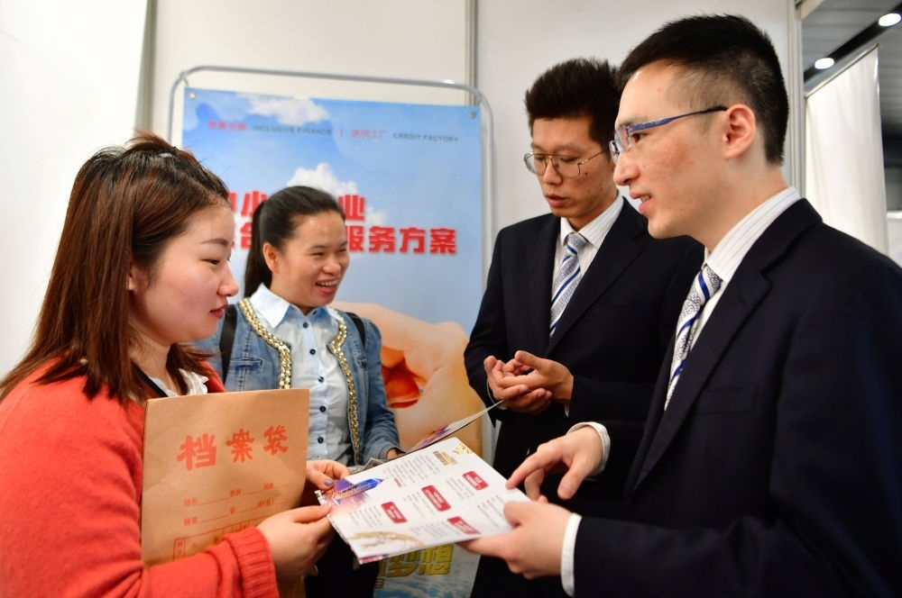 2019年5月9日，兩名鞋業(yè)公司的工作人員（左一和左二）向銀行工作人員咨詢中小微企業(yè)金融服務方案細則。當日，福建自貿區(qū)福州片區(qū)稅企銀三方對接會在馬尾基金小鎮(zhèn)舉辦，來自傳統(tǒng)制造業(yè)、物聯(lián)網和電子商務等行業(yè)的企業(yè)代表參加對接會。新華社記者 魏培全 攝